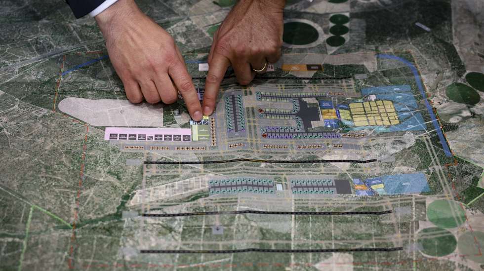Plano do novo Aeroporto Luis de Camões durante a entrega do Relatório Inicial (High Level Assumption Report) da concessionária ANA sobre o desenvolvimento da capacidade aeroportuária de Lisboa,  para iniciar formalmente negociações sobre a extensão do contrato de concessão e viabilizar a construção do novo Aeroporto Luís de Camões, em Alcochete, 17 de dezembro de 2024.  ANDRÉ KOSTERS/LUSA