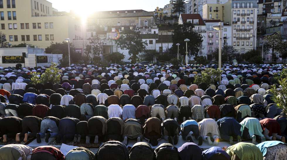 Muçulmanos celebram o fim do Ramadão na Praça do Martim Moniz em Lisboa, 30 de março de 2025. FILIPE AMORIM/LUSA