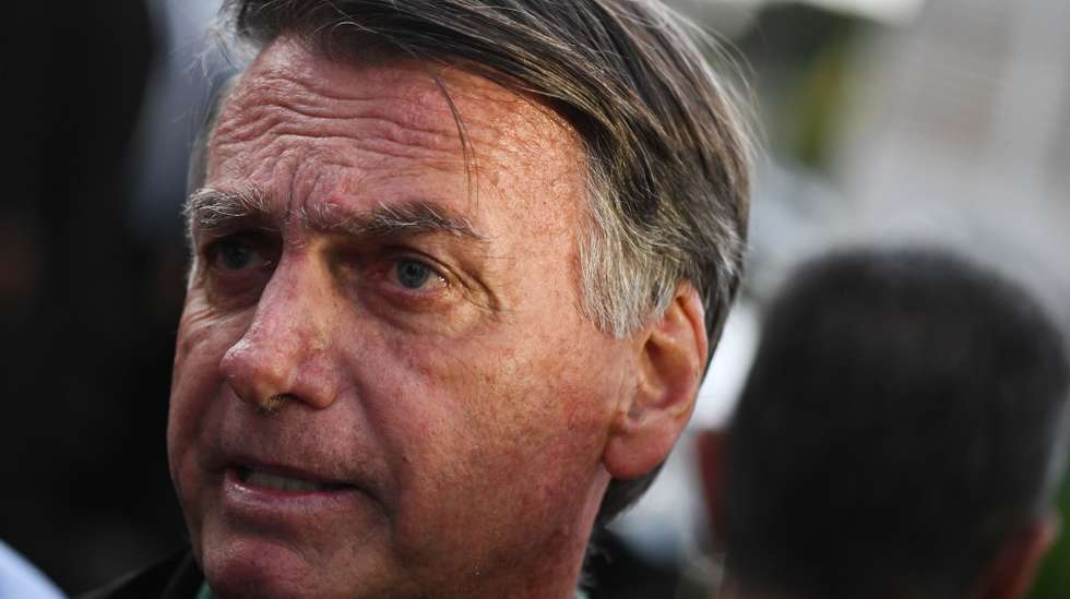epa12158874 Brazil's former president Jair Bolsonaro talks to the press as he leaves after testifying, at the Federal Police facilities, about his son Eduardo's actions in the United States, in Brasilia, Brazil, 05 June 2025.  EPA/Andre Borges