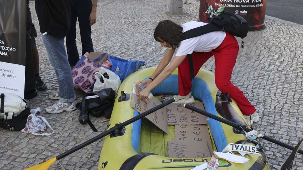 Vigília em homenagem aos migrantes e refugiados mortos a tentarem chegar à Europa, sob o mote “we won't forget you” (não nos esqueceremos de vós), Lisboa, 20 de junho de 2025. O colectivo Humans Before Borders (HuBB) realiza uma vigília para lembrar “as vidas perdidas” de pessoas migrantes e refugiadas que tentavam chegar à Europa. MANUEL DE ALMEIDA/LUSA