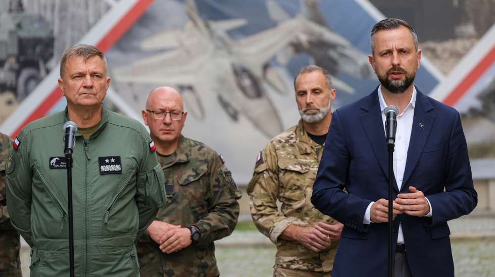 epa12312908 Poland's Deputy Prime Minister and Minister of National Defense Wladyslaw Kosiniak-Kamysz (R) and Deputy Commander of the Armed Forces, Major General Dariusz Malinowski (L), speak during a press conference at the ministry's headquarters in Warsaw, Poland, 20 August 2025. Wladyslaw Kosiniak-Kamysz commented on the drone explosion near Osiny in the night from 19 to 20 August, saying it was a provocation by the Russian Federation.  EPA/Pawel Supernak POLAND OUT