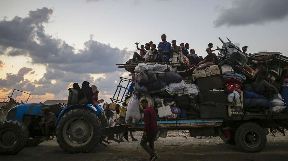 epaselect epa12402777 Internally displaced Palestinians evacuate Gaza City towards the southern Gaza strip during an Israeli military operation in Gaza City, Gaza Strip, 24 September 2025. More than 65,400 Palestinians have been killed in the Gaza Strip since October 2023, according to the Palestinian Ministry of Health, and about 1,200 Israelis have been killed since the launch of an Israeli military campaign in response to a cross-border attack by Hamas on 07 October 2023.  EPA/MOHAMMED SABER
