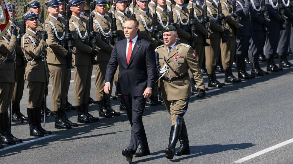 epa12302031 Polish President Karol Nawrocki (L) and Chief of General Staff of the Polish Army, General Wieslaw Kukula (R) attend the military parade on the occasion of Polish Army Day in Warsaw, Poland, 15 August 2025. Polish Armed Forces Day is a national holiday celebrated annually on 15 August in Poland, commemorating the anniversary of the 1920 victory over Soviet Russia at the Battle of Warsaw during the Polish-Soviet War.  EPA/RAFAL GUZ POLAND OUT