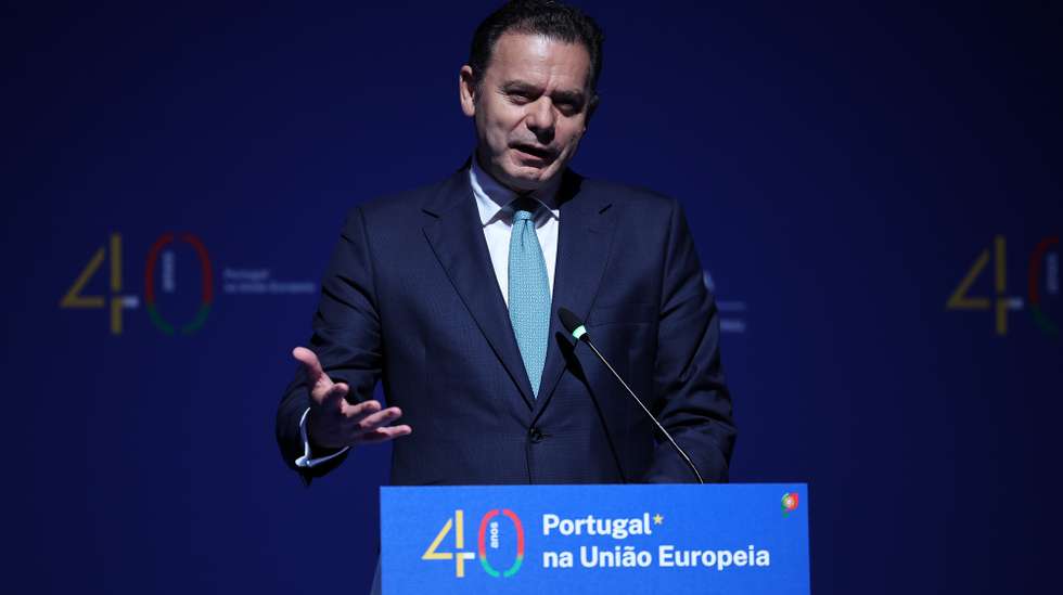 O primeiro-ministro, Luís Montenegro, intervém durante a conferência “40 anos de Portugal na UE: Sucessos e Desafios”, na Universidade Católica Portuguesa, no Porto, 12 de maio de 2026. ESTELA SILVA/LUSA