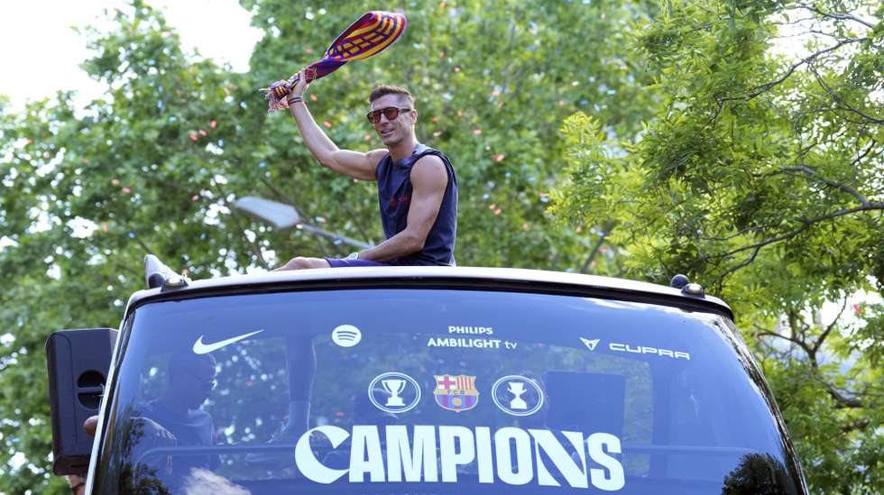 epa12947724 FC Barcelona player Robert Lewandowski celebrates winning the LaLiga title during a parade through the streets of Barcelona, Spain, 11 May 2026.  EPA/ALEJANDRO GARCIA