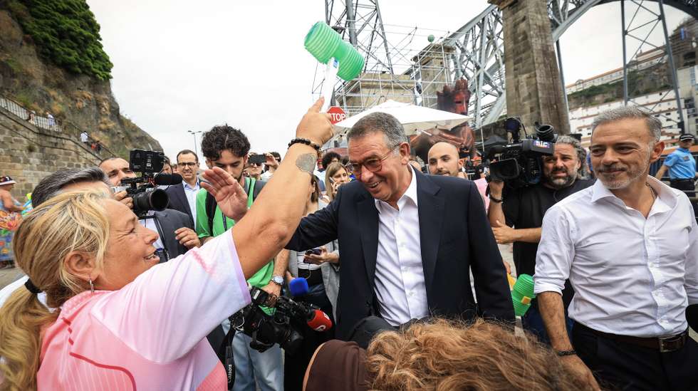 O Presidente da República, António José Seguro (C), acompanhado pelo Presidente da Câmara Municipal do Porto, Pedro Duarte (D), participa nos festejos do São João no Porto, 23 de junho de 2026. JOSÉ COELHO/LUSA