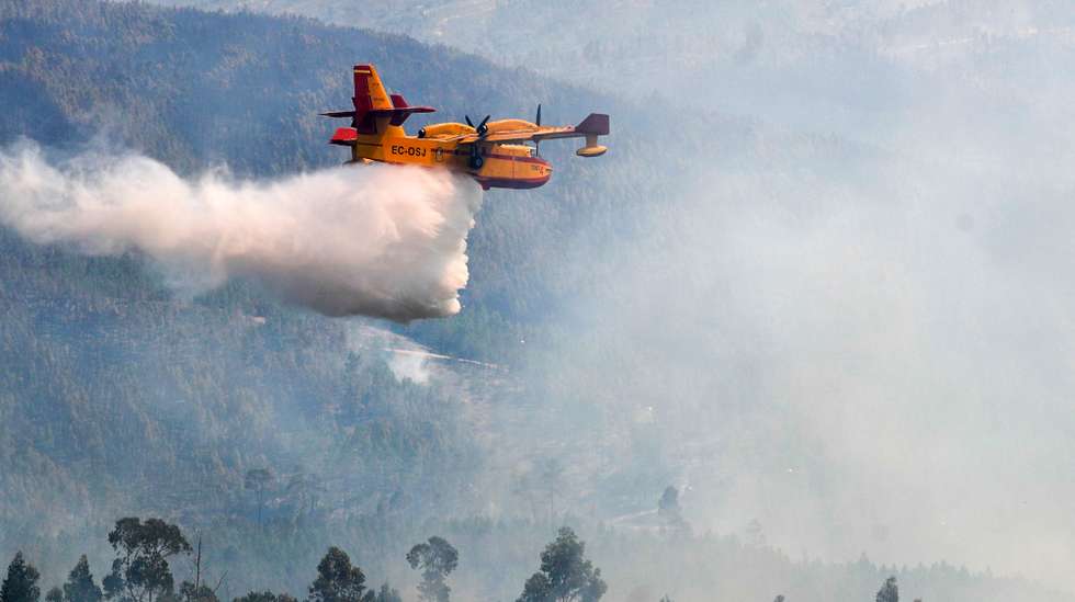 Um avião Canadair participa no combate ao incêndio em Alvito da Beira, Proença-a-Nova, Castelo Branco, 15 de setembro de 2026. PAULO CUNHA/LUSA
