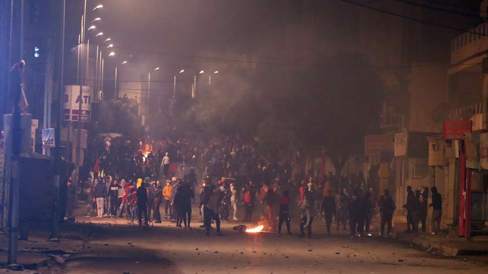 epa08947330 Demonstrators clash with security forces during anti-government protests in Tunis, Tunisia, 18 January 2021. A wave of nocturnal demonstrations has rocked the country since 16 January. A wave of nocturnal demonstrations has rocked the country since 16 January.  EPA/MOHAMED MESSARA