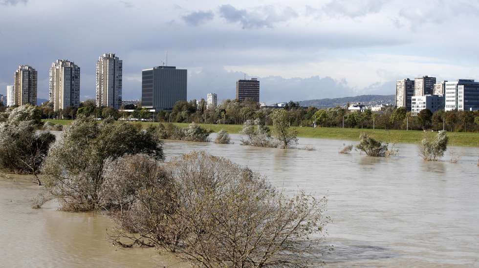 epa10955922 A high level of the Sava river in Zagreb, Croatia, 03  November 2023. Storm 'Ciaran', a high-impact storm originated in the United Kingdom, on 02 November triggered warnings throughout Croatia and Slovenia due to rain, gusts of wind of up to 110 km/h and maritime storms.  EPA/ANTONIO BAT