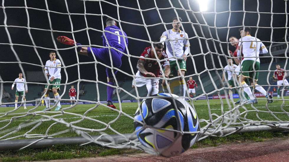 epa10979012 Martin Adam (C) of Hungary scores the 0-1 goal during the UEFA Euro 2024 Group G qualifying soccer match Bulgaria vs Hungary in Sofia, Bulgaria, 16 November 2023.  EPA/Tibor Illyes HUNGARY OUT