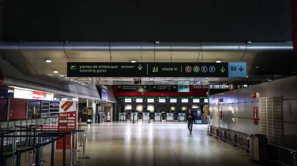 O aeroporto Humberto Delgado encontra-se encerrado para o tráfego de passageiros no âmbito das medidas excecionais de circulação para combater a situação epidemiológica da Covid-19, em Lisboa, 09 de abril de 2020. Todos os aeroportos nacionais encontram-se encerrados até às 24 horas de dia 13 para evitar circulação exterior para Portugal ou de Portugal para o exterior. MÁRIO CRUZ/LUSA