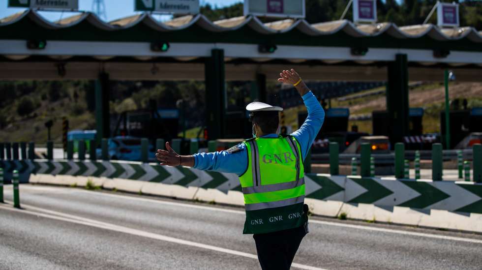 Operações de fiscalização rodoviária da Guarda Nacional Republicana (GNR) e da Polícia de Segurança Pública (PSP), que estão a decorrer neste período da Páscoa, na Autoestrada 1, sentido sul/norte,  junto às portagens de Alverca, 14 de abril de 2022. JOSÉ SENA GOULÃO/LUSA