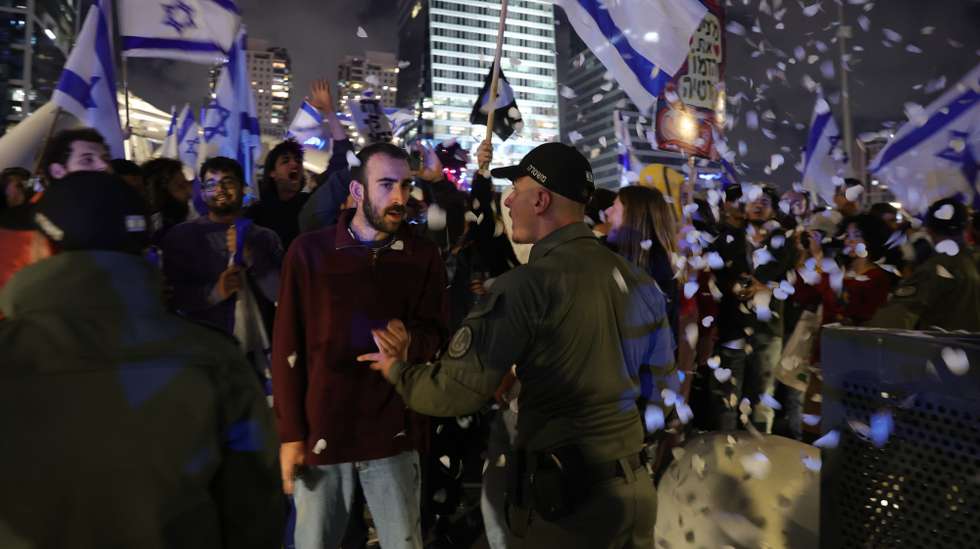 epa10599005 Police blocks protesters from entering Ayalon highway during a protest against the justice system reform in Tel Aviv , Israel, 29 April 2023. Mass protests continue across Israel as people oppose the Israeli government’s plan to reform justice system and limit the power of the Israeli Supreme Court.  EPA/ABIR SULTAN