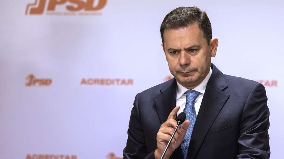 O presidente do Partido Social Democrata (PSD), Luís Montenegro, fala aos jornalistas numa conferência de imprensa que decorreu na sede do partido, no Porto, 19 de maio de 2023. JOSÉ COELHO/LUSA