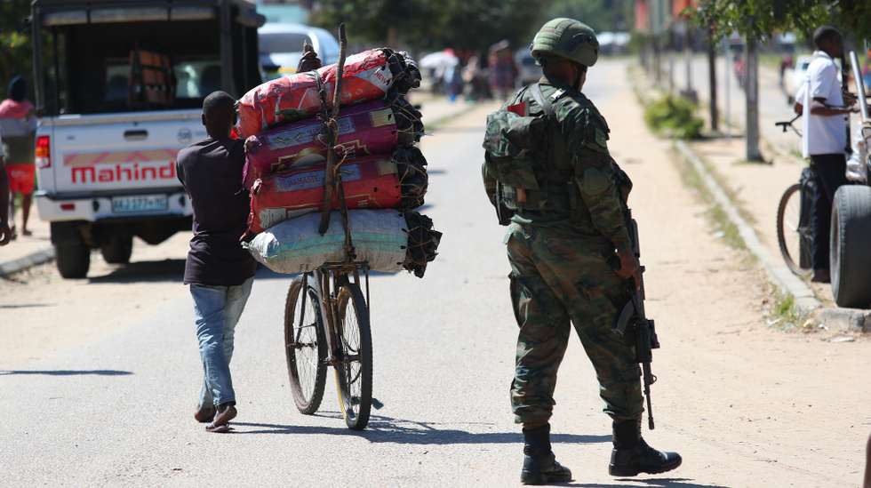 Militares vigiam avenida principal de Mocímboa da Praia, Cabo Delgado, norte de Moçambique, 26 de junho de 2023. Há residentes de etnia maconde que já rumaram a Mueda, no planalto de Cabo Delgado, “para plantar milho”, mas o que os muânis como Assumane sabem fazer é plantar arroz nos campos de Auasse, ali perto de Mocímboa de Praia. (acompanha texto de 26 de junho de 2023). LUÍS FONSECA/LUSA