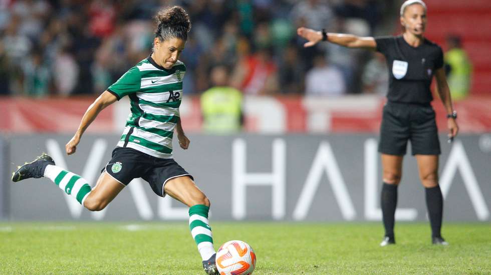 Experiente Cláudia Neto fez o 2-0 de grande penalidade e foi uma das melhores jogadoras num encontro em que o Sporting foi melhor do que o Famalicão
