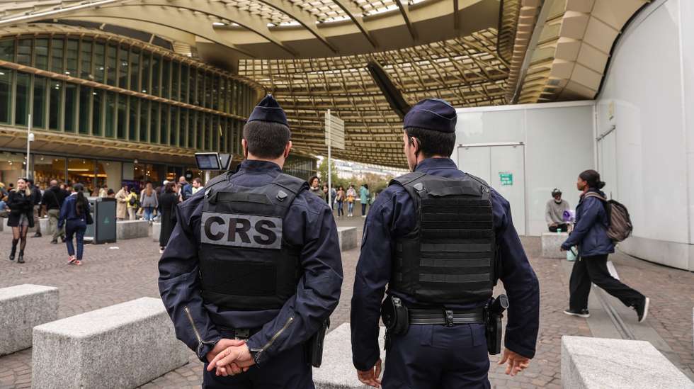 epa10918475 Police officers patrol the surroundings of the Les Halles shopping area in Paris, France, 14 October 2023. French President Emmanuel Macron raised its national security alert system to a high level and mobilized 7,000 troops for increased security in response to a knife attack at a school where a teacher was fatally stabbed to death and two others seriously injured.  EPA/TERESA SUAREZ