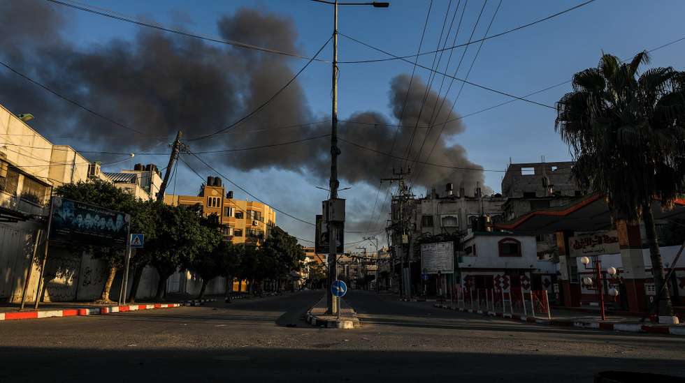 epa10940762 Smoke rises following Israeli tank shelling in the east of Al Shejaeiya and Al-Zaitun neighbourhoods, east of Gaza City on 26 October 2023. More than 6,500 Palestinians and at least 1,300 Israelis have been killed, according to the Israel Defense Forces (IDF) and the Palestinian health authority, since Hamas militants launched an attack against Israel from the Gaza Strip on 07 October, and the Israeli operations in Gaza and the West Bank which followed it.  EPA/MOHAMMED SABER