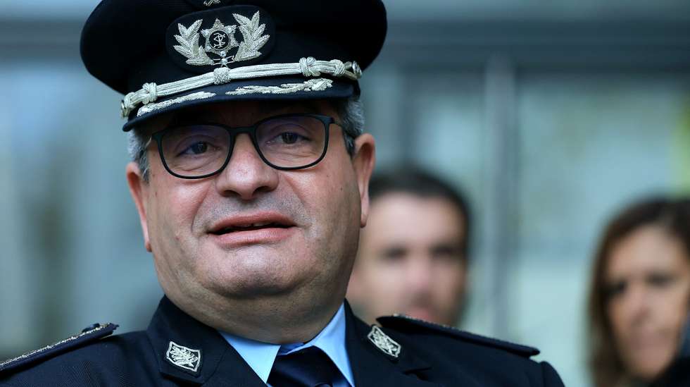 O diretor nacional da Polícia de Segurança Pública (PSP), José Barros Correia, antes da cerimónia de assinatura de protocolos entre a UP e o IPP com os Serviços Sociais da Guarda Nacional Republicana e com os Serviços Sociais da PSP para garantir o acesso às cantinas e refeitórios da UP e do IPP por parte dos efetivos da GNR e da PSP, no Instituto Superior de Engenharia do Porto, 10 de novembro de 2023. ESTELA SILVA/LUSA