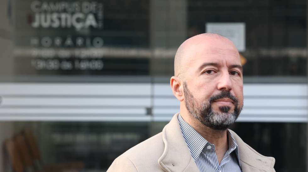 O porta-voz do Grupo 1143, Mário Machado, à chegada ao Juízo Local Criminal, Juiz 1, no Campus de Justiça, para o início do julgamento onde é acusado pelos crimes de discriminação e incitamento ao ódio e à violência que teve como principal alvo Renata Cambra, do Movimento Alternativa Socialista (MAS), em Lisboa, 06 de fevereiro de 2024. MANUEL DE ALMEIDA/LUSA