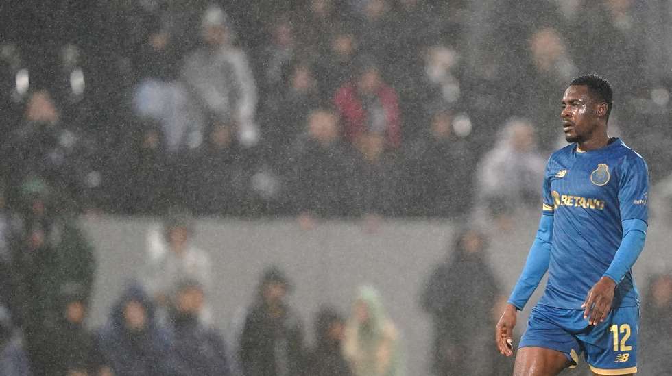 epa10970848 FC Porto&#039;s Zaidu celebrates a goal against Vitoria de Guimaraes during their Portuguese First League soccer match held at D. Afonso Henriques Stadium in Guimaraes, Portugal, 11 November 2023.  EPA/HUGO DELGADO