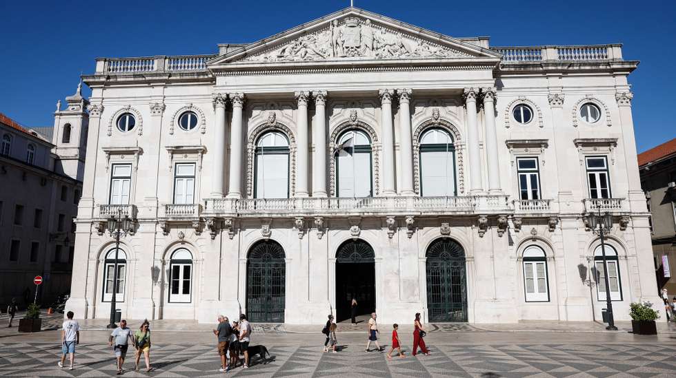 Turistas caminham em frente à Câmara Municipal de Lisboa, em Lisboa, 06 de agosto de 2024. Baixa. Turismo. Paços do Concelho. CML. ANTÓNIO PEDRO SANTOS/LUSA