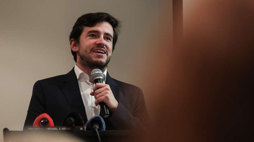 O secretário-geral da Juventude Socialista, Miguel Costa Matos, intervém durante cerimónia do lançamento do livro "Portugal, e Agora? – 30 Ideias para Mudar o País", na Sede do Grupo BertrandCírculo, em Lisboa, 21 de fevereiro de 2024. CARLOS M. ALMEIDA/LUSA