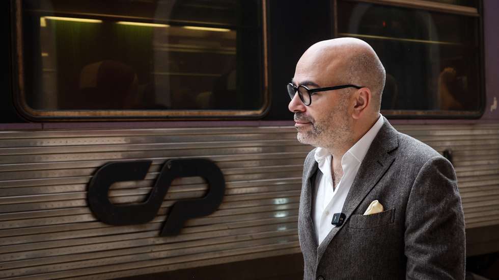 O ministro das Infraestruturas e Habitação, Miguel Pinto Luz, após levantar o Passe Ferroviário Verde na bilheteira da CP e de partida, num comboio Intercidades, entre as estações de Santa Apolónia e Santarém, para assinalar o primeiro dia de entrada em vigor do novo título de transporte, em Lisboa, 21 de outubro de 2024. ANTÓNIO PEDRO SANTOS/LUSA