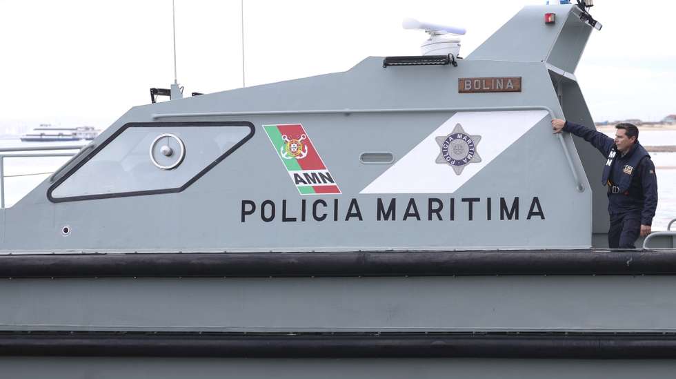 Uma embarcação da Polícia Marítima percorre o Rio Tejo, Lisboa  28 de novembro de 2023. ANTÓNIO COTRIM/LUSA
