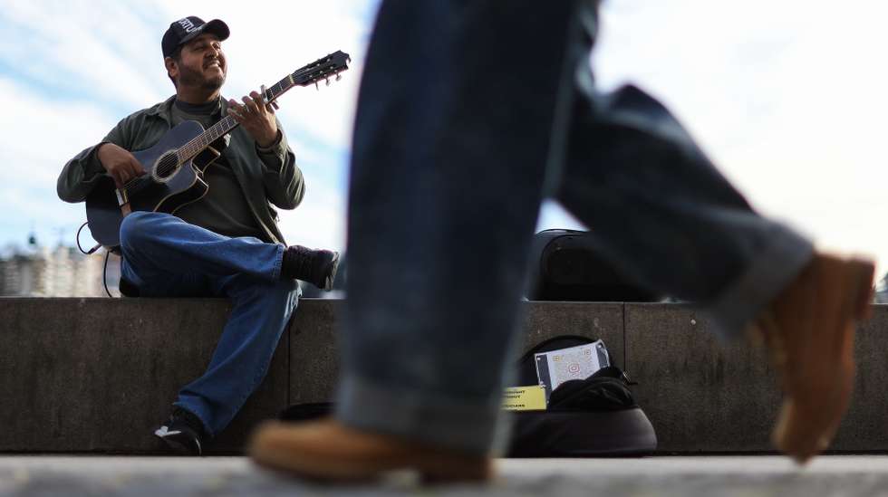 Giovani Moura, artista de rua e guitarrista, toca guitarra na Ribeira do Porto, no Porto, 14 de janeiro de 2025. (ACOMPANHA TEXTO DA LUSA DO DIA 18 DE JANEIRO DE 2025). JOSÉ COELHO/LUSA