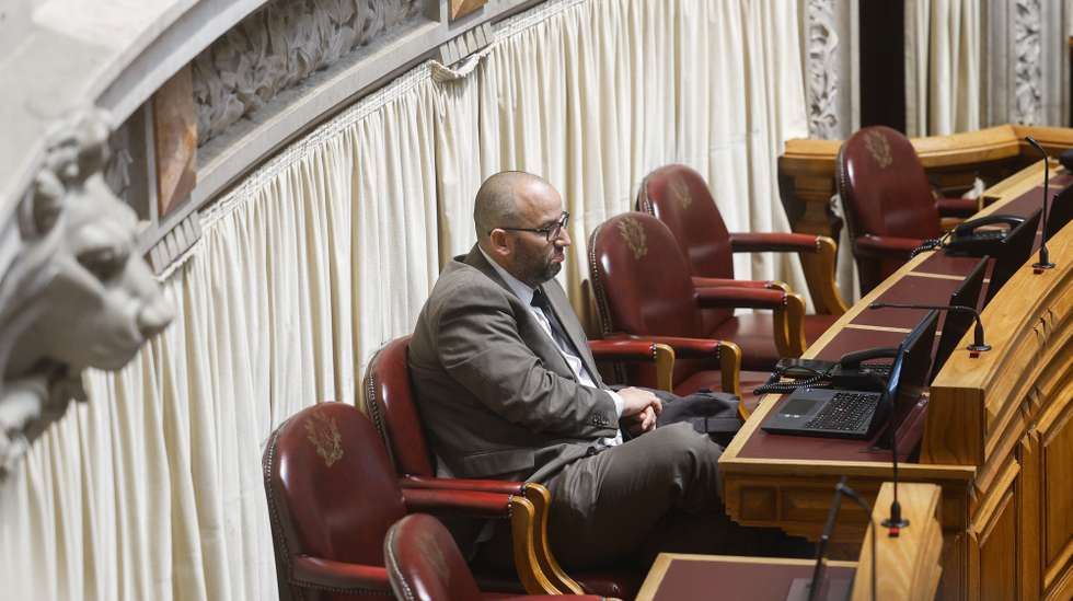 O deputado eleito pelo Chega (CH) e agora não inscrito, Miguel Arruda, durante a sessão plenária na Assembleia da República, em Lisboa, 24 de janeiro de 2025. Miguel Arruda é suspeito de ter furtado malas dos aeroportos de Lisboa e Ponta Delgada. ANTÓNIO PEDRO SANTOS/LUSA