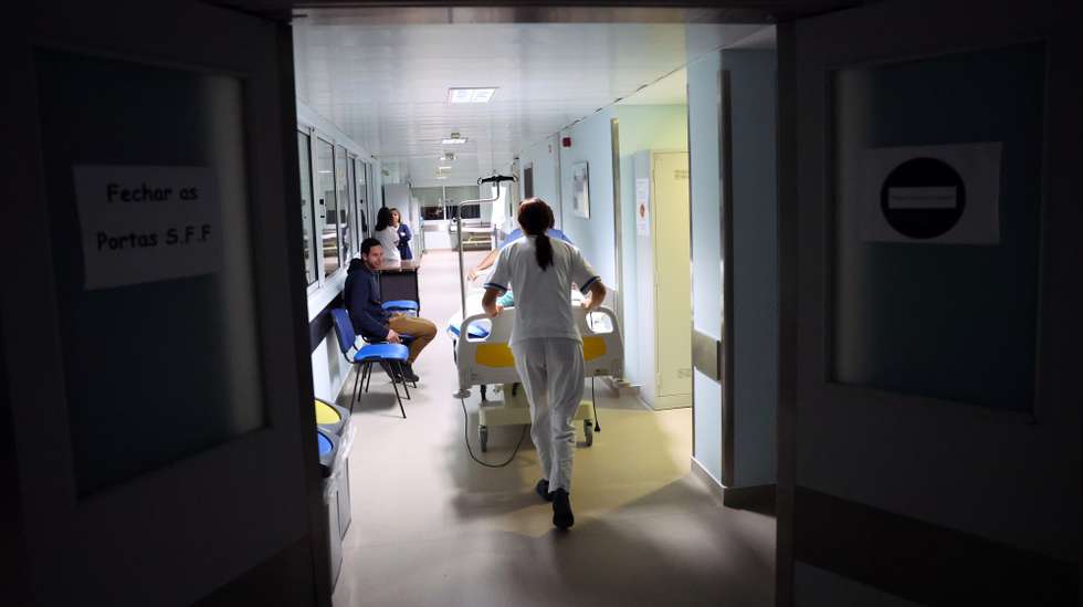 Uma enfermeira transporta uma cama com uma grávida na maternidade do Hospital Dr. José Maria Grande, hoje visitado pela ministra da Saúde, Ana Paula Martins (ausente na imagem). Portalegre, 30 de janeiro de 2025. NUNO VEIGA/LUSA
