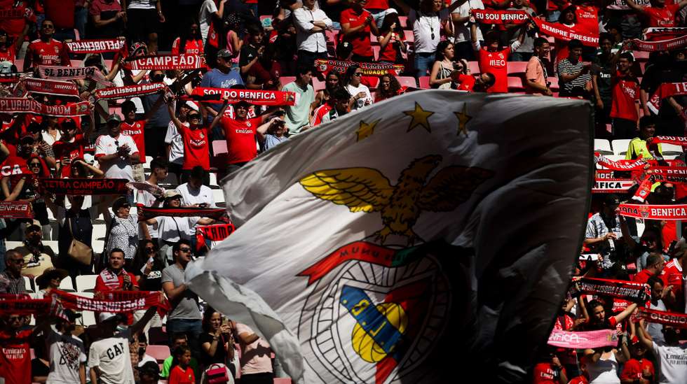 Adeptos do Benfica antes da 12ª jornada do Campeonato Nacional de Futebol Feminino contra o Sporting disputada no Estádio da Luz, em Lisboa, 8 de maio de 2022. MARIO CRUZ/LUSA
