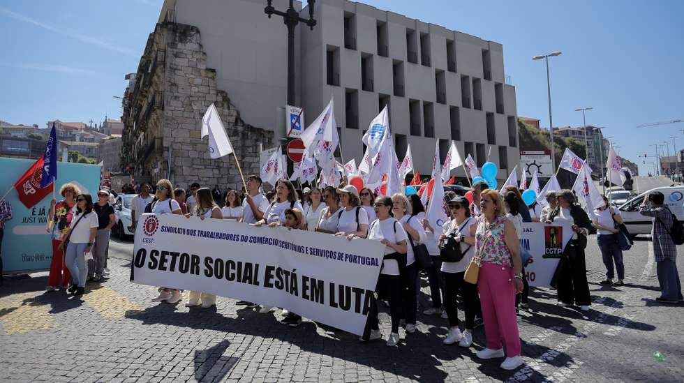 Participantes durante a Greve de trabalhadores das Instituições Particulares de Solidariedade Social (IPSS), convocada pelo Sindicato dos Trabalhadores do Comércio, Escritórios e Serviços de Portugal. Os trabalhadores protestam pelo aumento significativo dos salários, valorização das carreiras e profissões dos trabalhadores das IPSS, semana das 35 horas de trabalho para todos, direito à conciliação dos horários de trabalho com a vida familiar, complemento do trabalho aos domingos e  o fim da discriminação salarial dos educadores de infância em creche. Estação de S. Bento, Porto, 24 de Maio de 2025.  MANUEL FERNANDO ARAUJO/LUSA