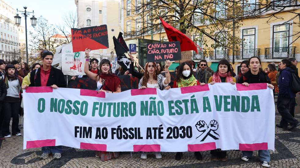 Manifestantes participam na marcha "O Nosso Futuro Não Está à Venda! Fim ao Fóssil até 2030", com início no Largo do Camões e fim na Assembleia da República, organizada pelo Movimento pelo Fim ao Fóssil para marcar o final da 30.ª Conferência das Nações Unidas para o Clima (COP30) e o início das negociações na especialidade do Orçamento do Estado para 2026, em Lisboa, 22 de novembro de 2025. ANTÓNIO COTRIM/LUSA