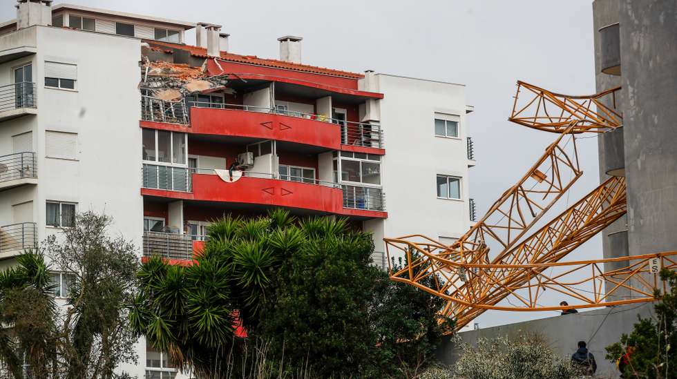 Destroços numa habitação de um edifício causados pela passagem da depressão Kristin, em Leiria, 28 de janeiro de 2026. Portugal continental está a ser afetado pelos efeitos da passagem da depressão Kristin, com chuva, vento, neve e agitação marítima, tendo sido emitidos vários avisos pelo Instituto Português do Mar e da Atmosfera (IPMA). PAULO CUNHA/LUSA