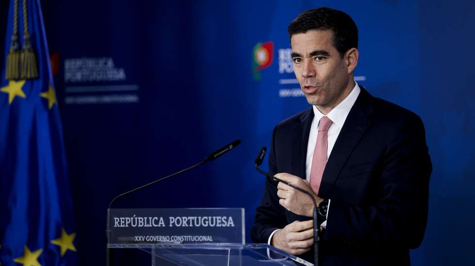 O ministro da Presidência, António Leitão Amaro, fala durante o briefing após reunião do Conselho de Ministros, no Campus XXI em Lisboa, 16 de fevereiro de 2026. FILIPE AMORIM/LUSA
