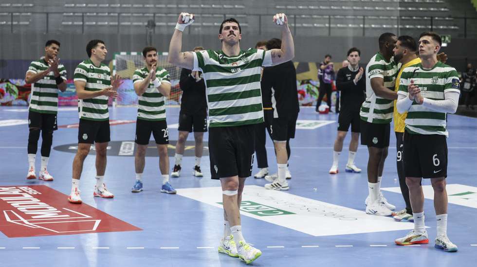 Sporting`s players celebrate the victory over Dinamo Bucaresti in the end of their Handball Champions League match held at Odivelas Multi Purpose Pavilion in Odivelas, Portugal, 12th March 2026. MIGUEL A. LOPES/LUSA
