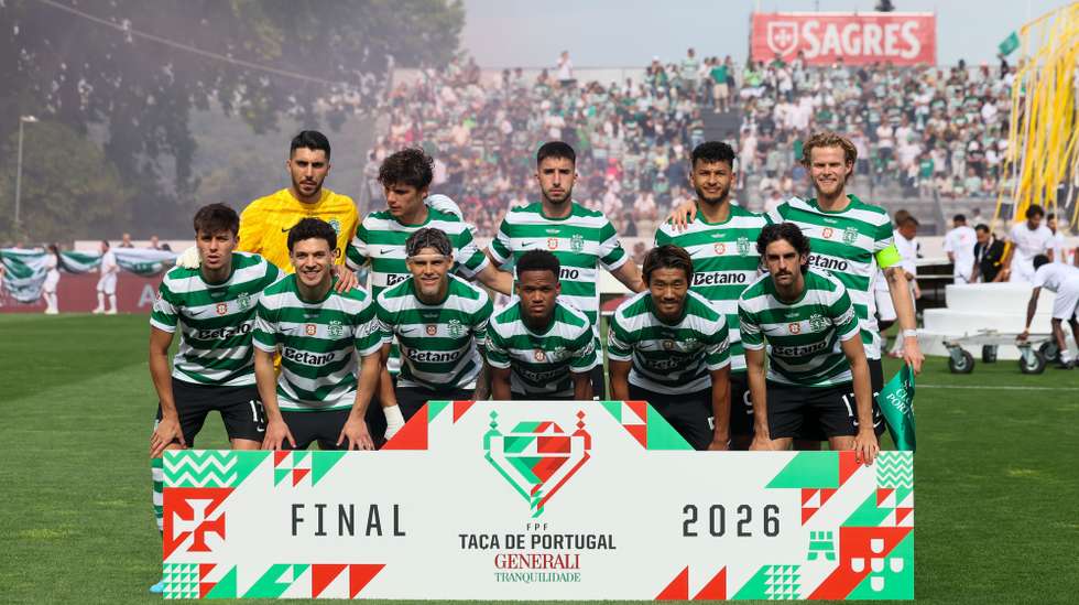 epa12990861 Sporting`s team prior their Portugal Cup final soocer match with Torreense held at National Stadium, Oeiras, Portugal, 24th May 2026. Top L-R: Rui Silva, Quaresma, Goncalo Inacio, Suarez, Morten Hjulmand, Bottom L-R: Vagiannidis, Pedro Gonçalves, Maxi Araujo, Geny Catamo, Hidemasa Morita, Francisco Trincao.  EPA/MANUEL DE ALMEIDA