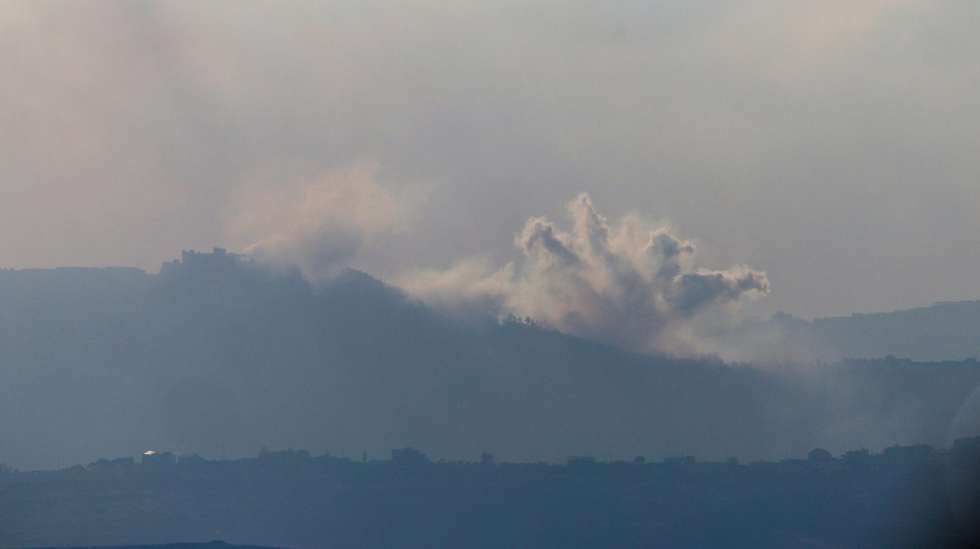 epa13005491 Smoke rises as a result of an Israeli strike in the south of Lebanon as seen from the Israeli side of the border in the Upper Galilee, northern Israel, 30 May 2026, amid a ceasefire between Israel and Lebanon.  EPA/ATEF SAFADI