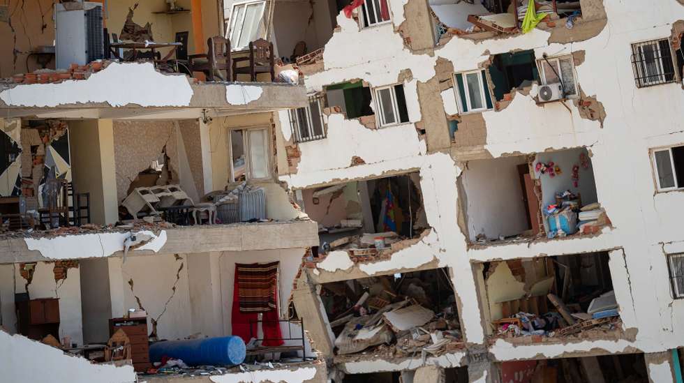 epaselect epa13130908 Debris from buildings that collapsed during the earthquakes remains in La Guaira, Venezuela, 22 July 2026 (issued 24 July 2026). Two consecutive earthquakes, with magnitudes of 7.2 and 7.5, struck north-central Venezuela on 24 June, with La Guaira the worst-affected area.  EPA/RONALD PENA R