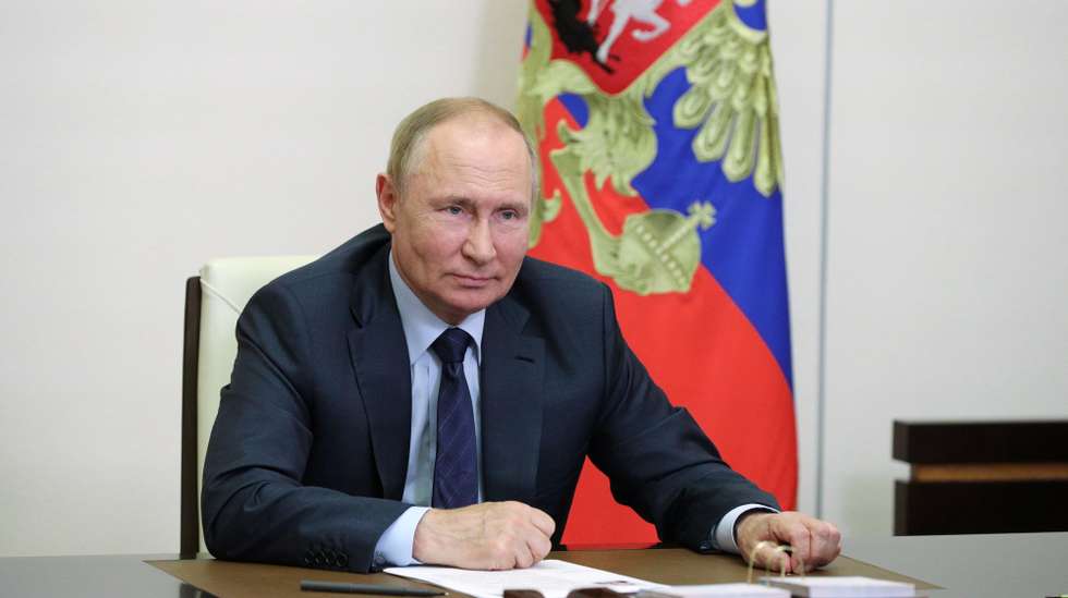 epa10125764 Russian President Vladimir Putin attends a work meeting via video conference, at the Novo-Ogaryovo state residence outside Moscow, Russia, 17 August 2022.  EPA/MIKHAIL KLIMENTYEV / KREMLIN POOL / SPUTNIK