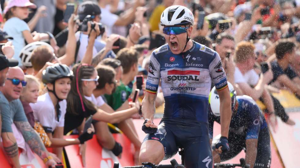 epa10775687 Belgian's Tim Merlier of Soudal - Quick Step sprints to the finish line to win the first stage of the 80th Tour de Pologne 2023 in Poznan, western Poland, 29 July 2023.  EPA/Jakub Kaczmarczyk POLAND OUT