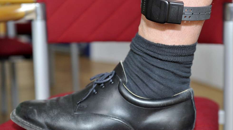 epa02076408 A foot chain (electronic surveillance) is seen during a press conference in Vienna, Austria, 12 March 2010. It is to be introduced for the summer in Austrian prison regime.  EPA/HERBERT NEUBAUER