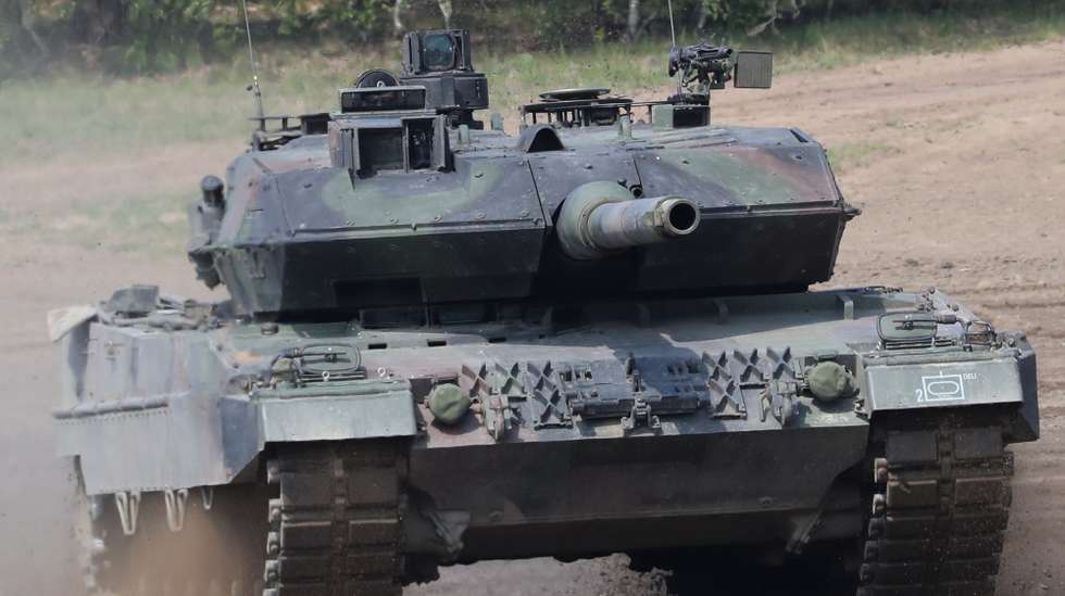 epa10427153 (FILE) - A German Army 'Leopard 2' tank during the NATO Very High Readiness Task Force Land (VJTF L 2019) exercise in Muenster, northern Germany, 20 May 2019 (reissued 24 January 2023). German Chancellor Olaf Scholz has decided to send Leopard 2 tanks to Ukraine and allow other countries such as Poland to do so while the US may supply Abrams tanks, German media has reported 24 January 2023.  EPA/FOCKE STRANGMANN *** Local Caption *** 55209013
