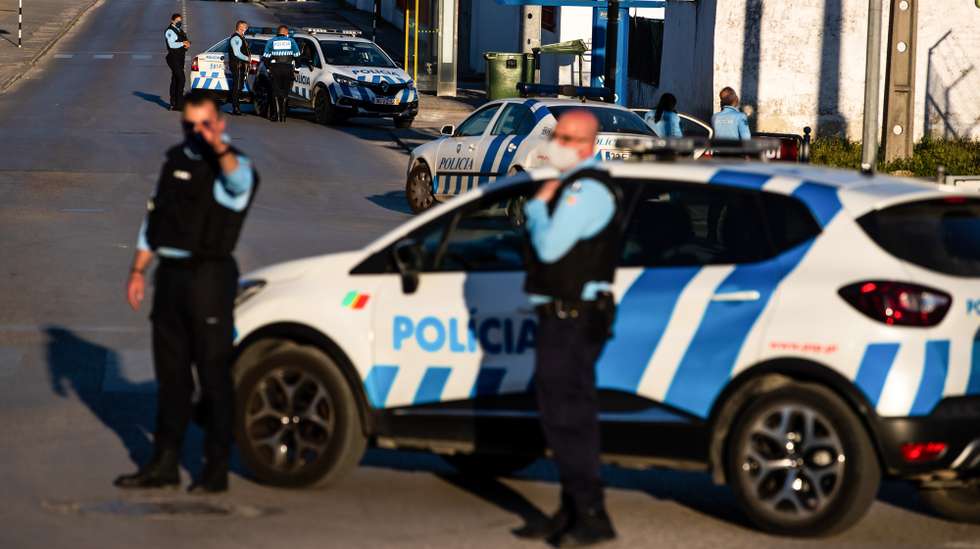 Elementos da Polícia de Segurança Pública (PSP) bloqueiam a estrada para o Bairro da Quinta das Lagoas, em Santa Marta de Corroios, no Seixal, devido a um tumulto entre moradores após o qual a PSP foi recebida a tiro, no Seixal, 23  de março de 2021. JOSÉ SENA GOULÃO/LUSA