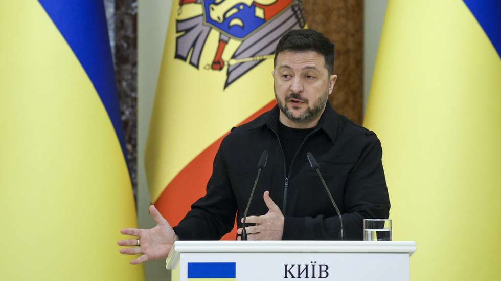 epa12914901 Ukraine's President Volodymyr Zelensky speaks during a joint press conference with Moldovan President Maia Sandu (not pictured) following their meeting in Kyiv, Ukraine, 26 April 2026. Maia Sandu arrived in Kyiv to meet with top Ukrainian officials amid the Russian invasion.  EPA/SERGEY DOLZHENKO