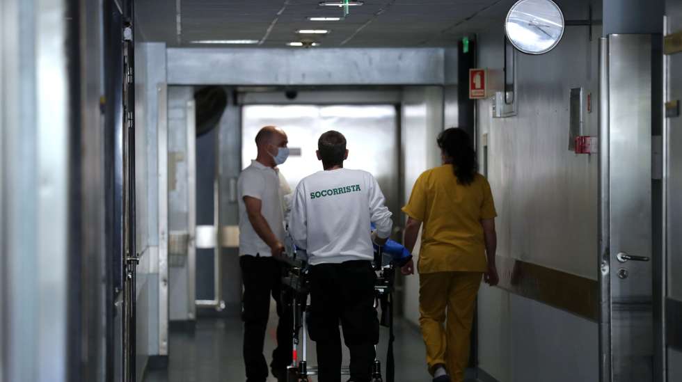 Serviço de urgência do Hospital de São João, no Porto, 06 de maio de 2020. A retoma da atividade regular no hospital do Porto, onde a 02 de março foi detetado o primeiro caso da covid-19 em Portugal, introduziu rotinas novas como a medição de temperatura e circuitos de triagem que, desejam os responsáveis, perdurarão no pós-pandemia. (ACOMPANHA TEXTO DO DIA 08 DE MAIO DE 2020). ESTELA SILVA/LUSA