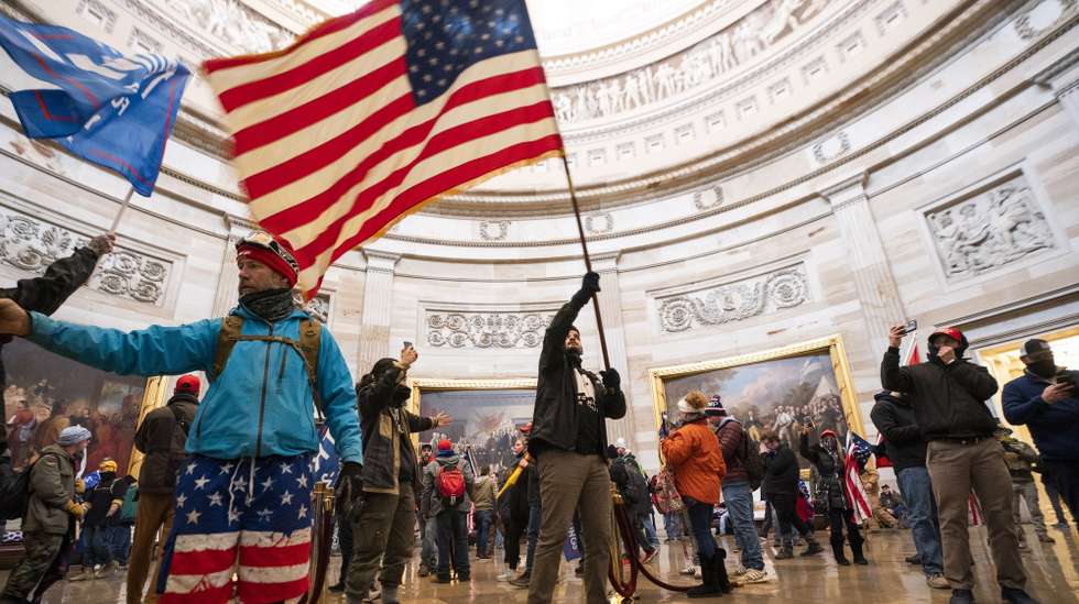 Apoiantes de Donald Trump na invasão ao Capitólio. EPA/JIM LO SCALZO