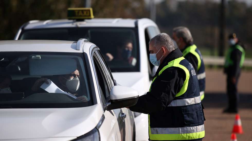 Agentes do Serviço de Estrangeiros e Fronteiras (SEF) e da Guarda Nacional Republicana (GNR), durante uma ação de fiscalização aleatória na fronteira do Caia, controlando as entradas no país de automobilistas vindos de Espanha. Devido ao Covid-19, entraram em vigor novas medidas restritivas nas fronteiras terrestres, determinadas pelo Governo no âmbito das medidas de combate à pandemia. Elvas, 01 de dezembro de 2021. NUNO VEIGA/LUSA
